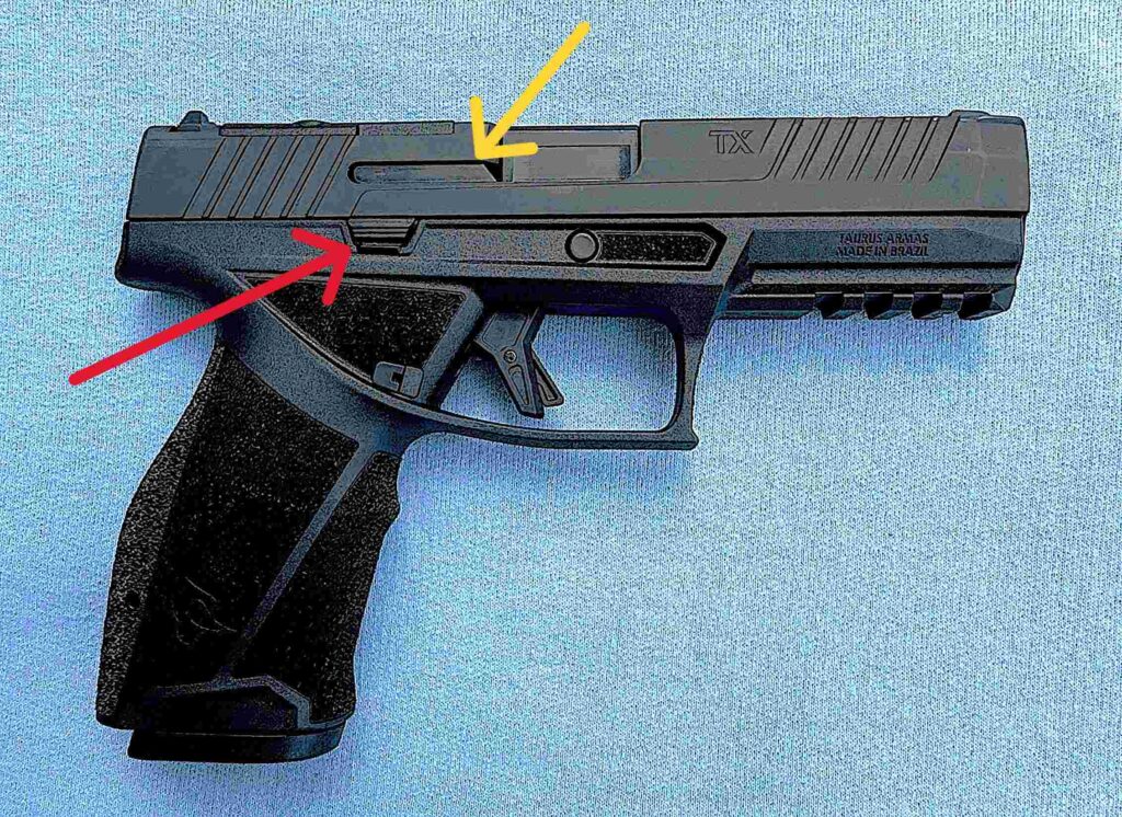 Photo of the right of the TX9 you can see the bilateral slide stop (red arrow) and the external extractor (yellow arrow): the slide finish is a black gas nitride.